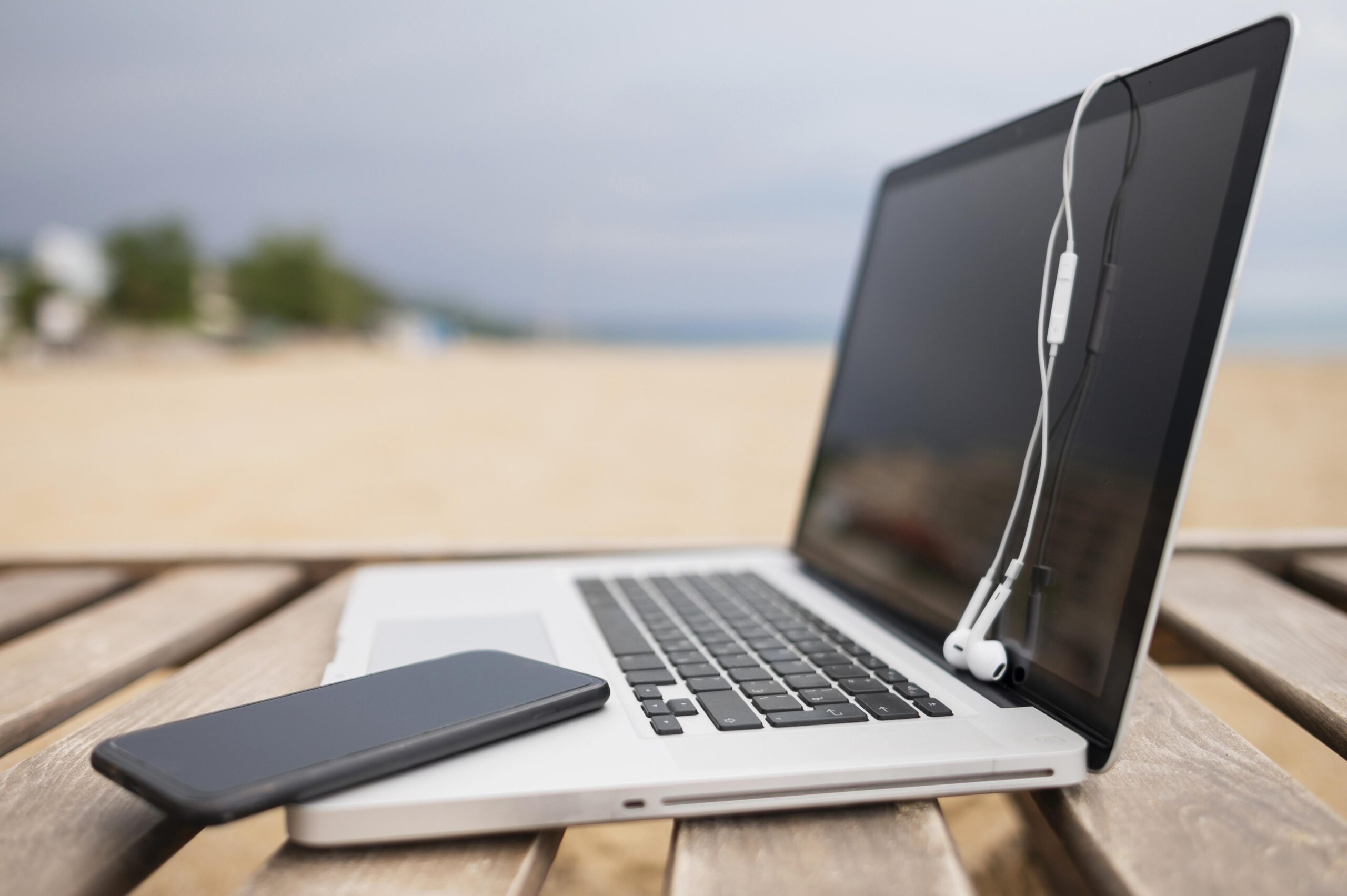 side-view-laptop-beach-chair-with-smartphone side-view-laptop-beach-chair-with-smartphone